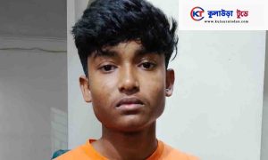 মৌলভীবাজারের কুলাউড়ায় শেখ হাসিনাকে নিয়ে বক্তব্য এবং ‘জয় বাংলা’ স্লোগান দেওয়ার অভিযোগে ফাহিম ইসলাম (১৯) নামে এক তরুণকে গ্রেপ্তার করেছে পুলিশ। শনিবার (৯ আগস্ট) রাতে কুলাউড়া থানার ওসি ওমর ফারুকের নের্তৃত্বে এসআই হাবিবুর রহমান, মোস্তাফিজুর রহমান, এএসআই মিরাজুল ইসলামসহ পুলিশের একটি দল পৌর শহরের মাগুরা এলাকা থেকে তাকে অভিযান চালিয়ে গ্রেপ্তার করা হয়।

গ্রেপ্তার ফাহিম সিলেটের বিয়ানীবাজার উপজেলার দাসুরা বাজার এলাকার বাসিন্দা মইনুল ইসলামের ছেলে। বর্তমানে তিনি পরিবারের সঙ্গে কুলাউড়া পৌরসভার মাগুরা এলাকায় একটি ভাড়া বাসায় থাকেন।

সম্প্রতি পৌর শহরে মুরাদ আহমেদ নামে এক বিএনপি নেতার বাসায় একটি অফিসে বসে ফাহিম শেখ হাসিনাকে নিয়ে বক্তব্য দেন। আর সেটি ভিডিও ধারণ করেন তার কয়েকজন সহপাঠী। ওই ভিডিওতে তরুণ ফাহিম উল্লেখ করে, আওয়ামীলীগ আবারো ফিরে আসবে। জয় বাংলা স্লোগান দিয়ে শেখ হাসিনাকে নিয়ে বলে, একমাত্র শেখ হাসিনা ছিলেন বাংলাদেশের একজন গর্বিত নারী। এক বৃষ্টি ভেজা বিকেলে তিনি বাংলাদেশের হাল ধরেন। ইনশাআল্লাহ আমাদের মনে একটাই আশা তিনি একদিন না একদিন ফিরে আসবেন। দেখা হবে জয়বাংলার স্লোগানে। ভিডিওটি প্রথমে কুলাউড়া ডটকম নামে একটি ফেসবুক পেইজ পোস্ট করা হয়। পরে সেই পোস্ট স্বাধীন ২৪/৭ নামে আরেকটি পেইজে পোস্ট করলে সেটি ভাইরাল হয়।

কুলাউড়া থানার ভারপ্রাপ্ত কর্মকর্তা (ওসি) মো. ওমর ফারুক গ্রেপ্তারের বিষয়টি নিশ্চিত করে জানান, সম্প্রতি সামাজিক যোগাযোগমাধ্যমে একটি ভিডিও ভাইরাল হয়। ভিডিওতে দেখা যায়, ফাহিম কুলাউড়ায় মুরাদ আহমেদ নামে বিএনপির এক নেতার বাসায় কয়েকটি ব্যানারের সাসনে বসে শেখ হাসিনাকে নিয়ে বক্তব্য দিচ্ছেন এবং শীঘ্রই তিনি আসবেন বলে উল্লেখ করে ‘জয় বাংলা’ স্লোগান দিচ্ছেন।
বিষয়টি নজরে আসার পর অভিযান চালিয়ে তাকে গ্রেপ্তার করা হয়। ওসি আরও বলেন, আজ তাকে আদালতের মাধ্যমে কারাগারে পাঠানো হবে